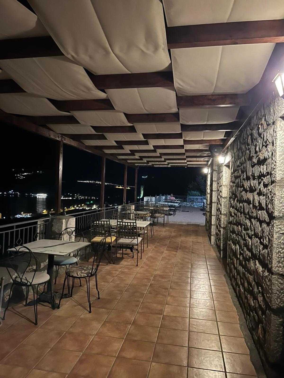 Onar Mani Suites Néon Oítilon Екстериор снимка