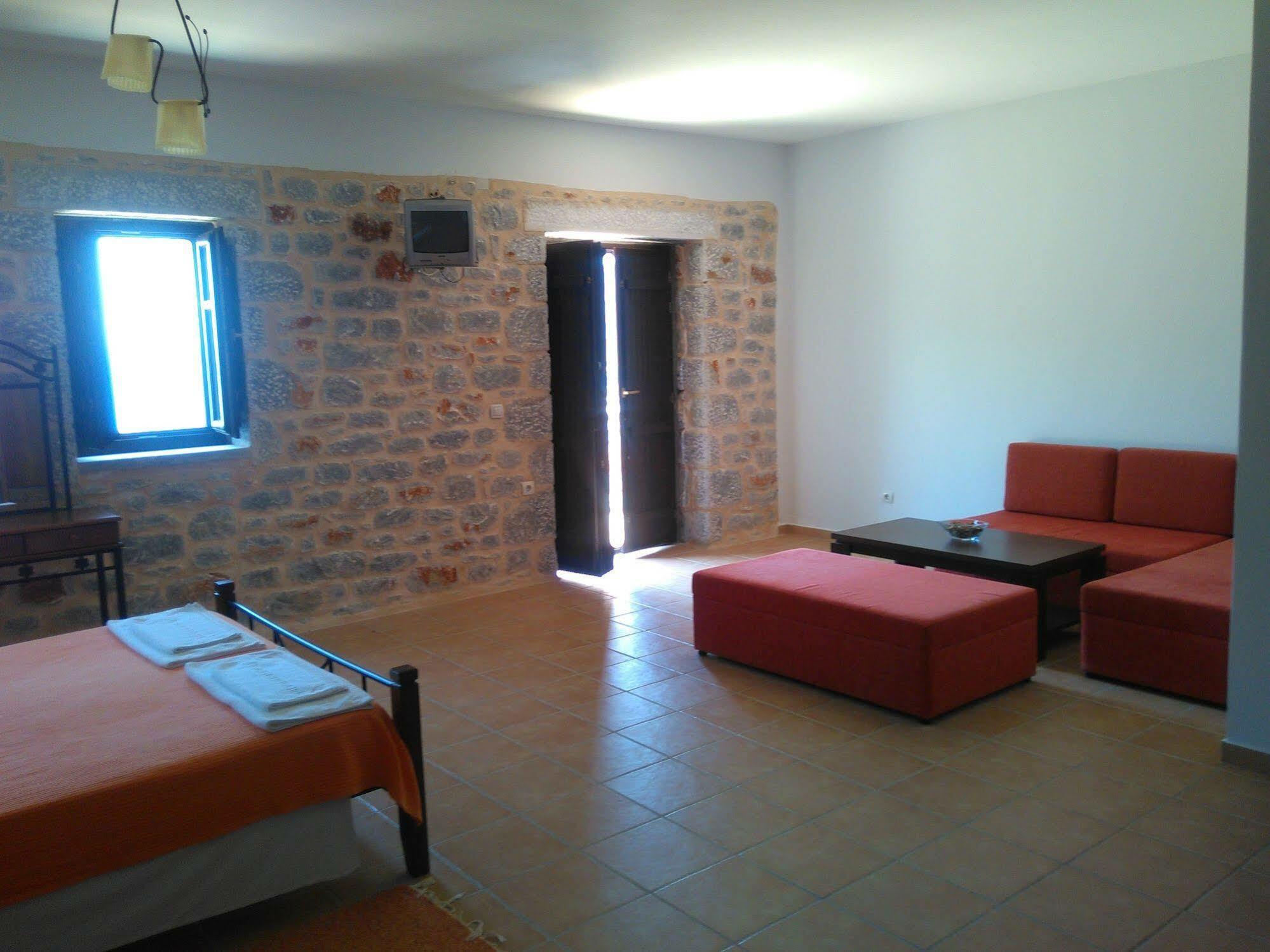 Onar Mani Suites Néon Oítilon Екстериор снимка