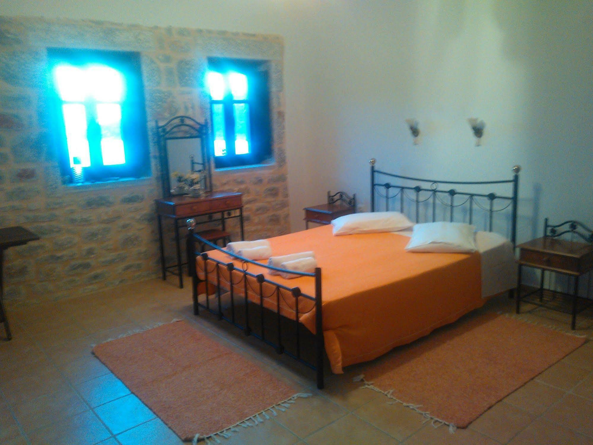 Onar Mani Suites Néon Oítilon Екстериор снимка