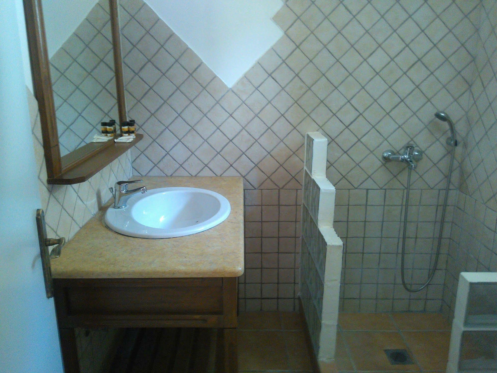 Onar Mani Suites Néon Oítilon Екстериор снимка